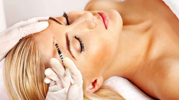 Beauty-woman-giving-botox-inje