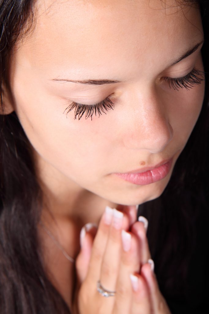 girl-praying-blepharoplasty-binder-683x1024
